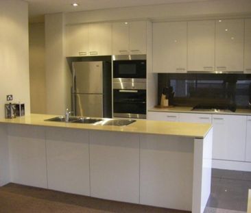 PRESTIGIOUS VICTORIA SQUARE - Photo 3