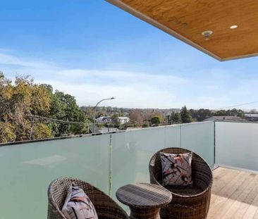 Spacious 3-Level Glen Eden Townhouse – Extra P... - Photo 4