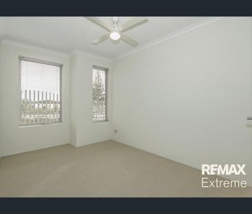 Terrace style home in the gorgeous beachside suburb Eglinton! - Photo 2