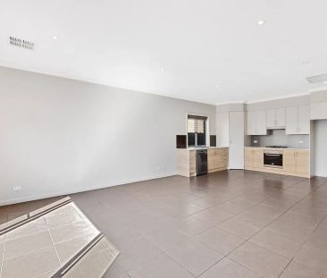 Spacious, Stylish & Superbly Located Three Bedroom Home! - Photo 5