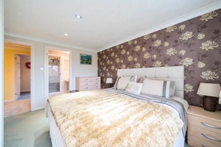 4 bedroom detached house to rent - Photo 4