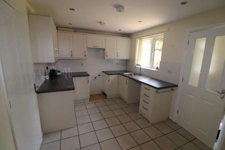 3 bedroom semi-detached house to rent - Photo 5