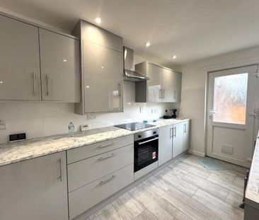 3 bedroom end of terrace house to rent - Photo 1