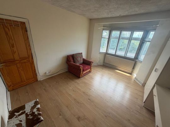 Room in a Shared Flat, North Circular Road, NW2 - Photo 1