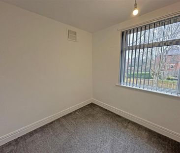 3 bedroom flat to rent - Photo 3