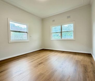 Sunlit Family House With Freshly Painted And New Floorboard! - Photo 6