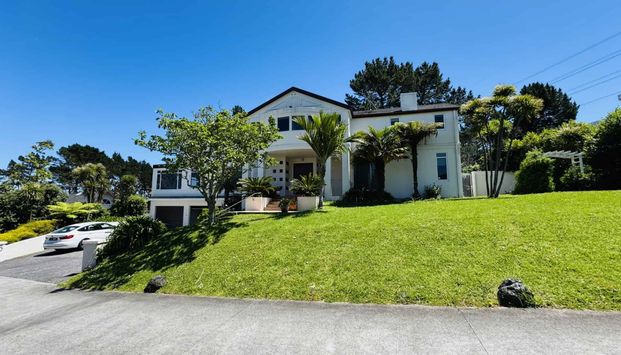 NEWLY RENOVATED WITH VIEWS ACROSS MANUKAU HARBOUR - Photo 1