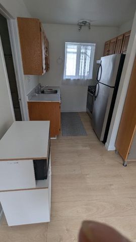 Beau grand 3 1/2, libre, semi-meublé, dans un duplex, centre-ville - Photo 2