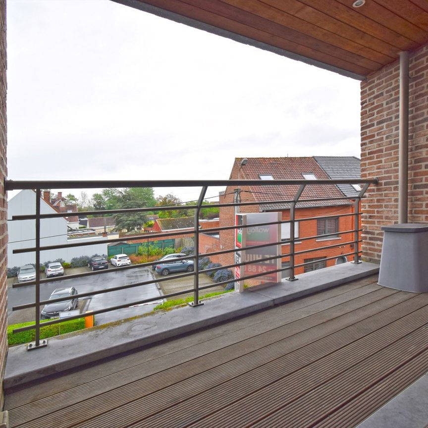 Verzorgd twee slaapkamer appartement in Roeselare met garage - Photo 1