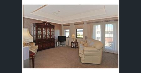 EXECUTIVE LIVING - Photo 3