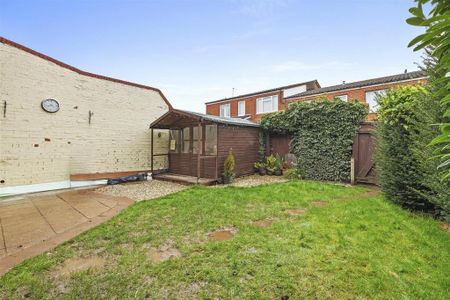 4 bedroom semi-detached house to rent - Photo 4