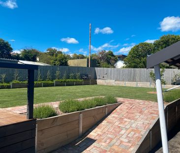 THREE BEDROOM FAMILY HOME - GARDENER INCLUDED - Photo 4