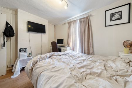 Terraced House to rent - Rural Vale, Gravesend, Kent, DA11 - Photo 5