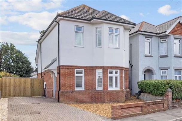 Bedroom Detached House In Bournemouth, BH9 - Photo 1