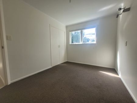 Large spacious 5 Bedroom home - Photo 3