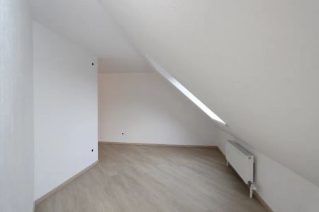 Wunderschöne und moderne Maisonette-Wohnung mit Balkon, EBK und PKW-Stellplatz in zentraler Lage - Photo 4