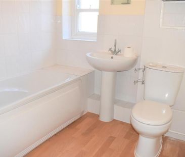 3 bedroom flat to rent - Photo 3