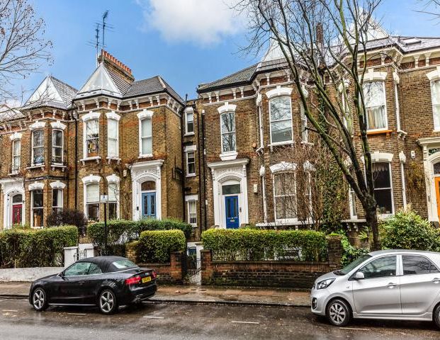 Spacious three double bedroom property set in a period conversion - Photo 1