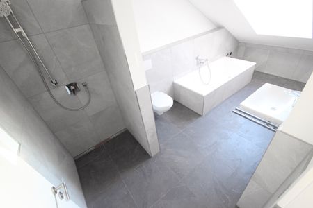 Erstbezug – Schöne 3 Zimmer Wohnung mit Balkon, Aufzug! - Foto 4