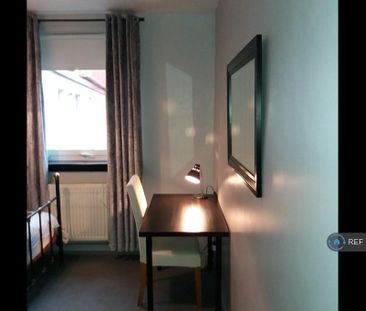 1 bedroom in a flat share to rent - Photo 3