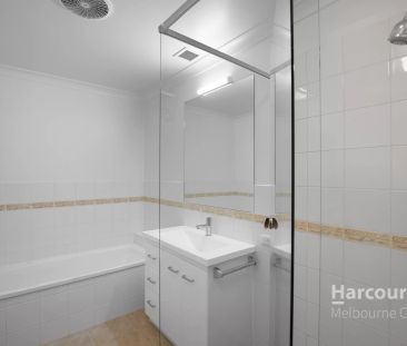 Superb & Sizeable apartment on St Kilda Road! - Photo 3