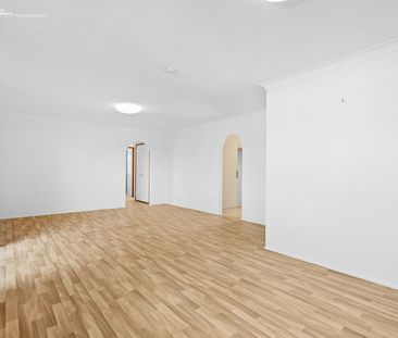 Spacious Beachside Apartment with Renovated Kitchen - Photo 2