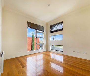 Stylish Townhouse in the heart of Footscray! - Photo 5