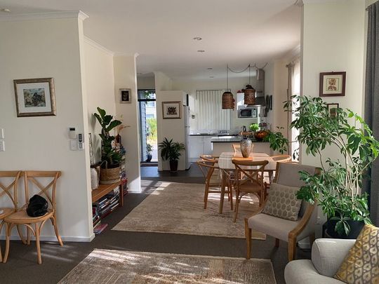 Charming 3BR Townhouse in Flat Bush - Photo 1