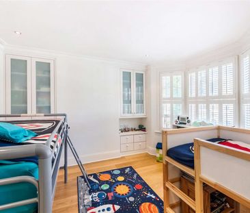 A delightful four bedroom house ideally located off Chiswick High Road - Photo 2