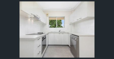 Sunny & Spacious 2 Bedroom Apartment with Parking - Photo 4