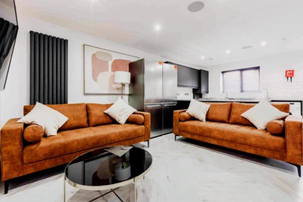5 Beds 5 Baths - Photo 1