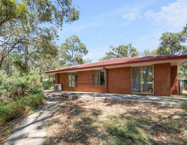 SPACIOUS 5x2x2 IN THE PERTH HILLS - Photo 1