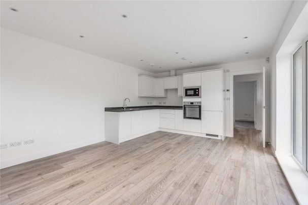 A stylish and contemporary home set in Biggin Hill. - Photo 1