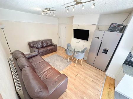 5 bedroom semi-detached house to rent - Photo 2