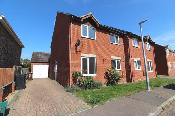 3 bedroom semi-detached house to rent - Photo 1