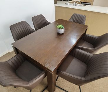 Fully Furnished stylish 2 bedroom apartment near World Square - Photo 4