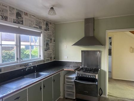 Character two-storey family home in New Lynn - Photo 4