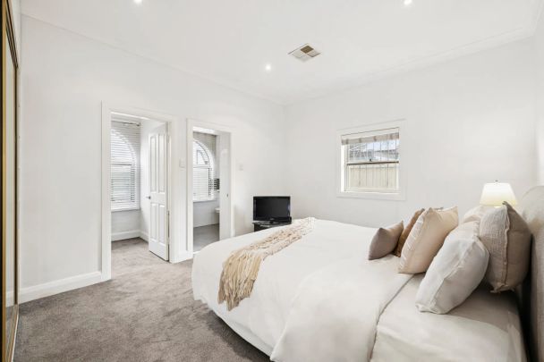 A Renovated 1950s Classic With Double Parking - Photo 1