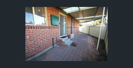 SINGLE LEVEL DUPLEX LOCATED IN A QUITE CUL-DE-SAC! - Photo 4