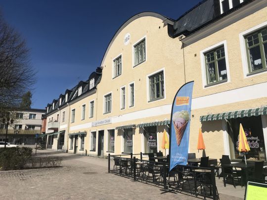 Elegant trea från sekelskiftet med generösa takhöjder, belägen på andra våningen - Foto 1