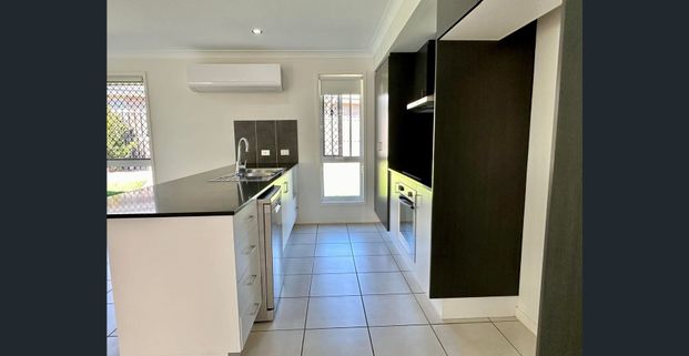 Modern 4 bedroom home in Riverstone Rise - Photo 1