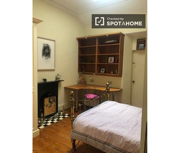 Ensuite room in 5-bedroom apartment in Churchtown, Dublin - Photo 1