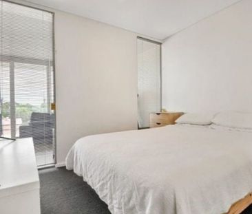 Modern Two Bedroom Apartment - Photo 2