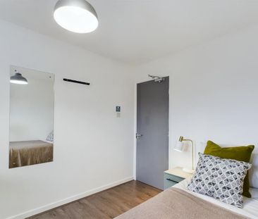 1 bedroom in a house share to rent - Photo 2