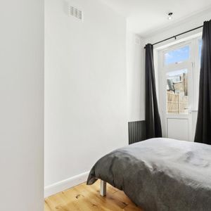 2 bedroom flat in London - Photo 2