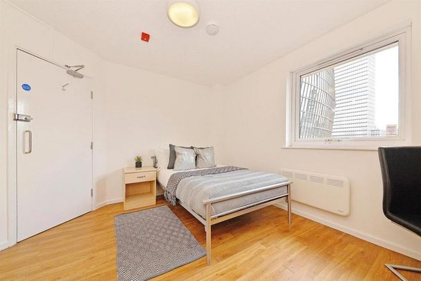 1 bedroom in a flat share to rent - Photo 1