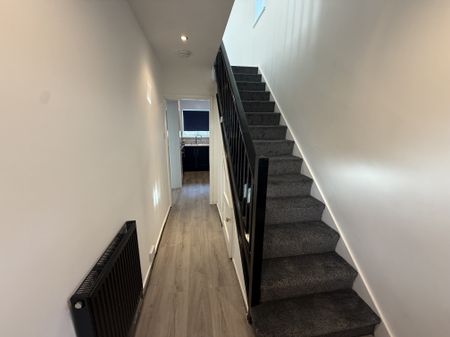 North Carr Croft, Huddersfield - Photo 5