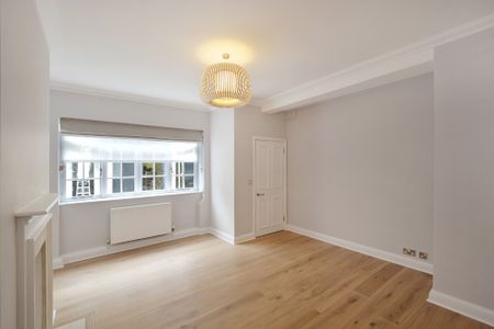 A modern 2 bedroom mews house with garage split over 2 levels downs a quiet road moments from Regents Park. - Photo 3