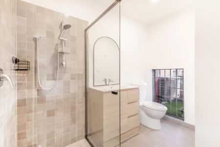 Stylish two-bedroom apartment in the heart of Newtown - Photo 4