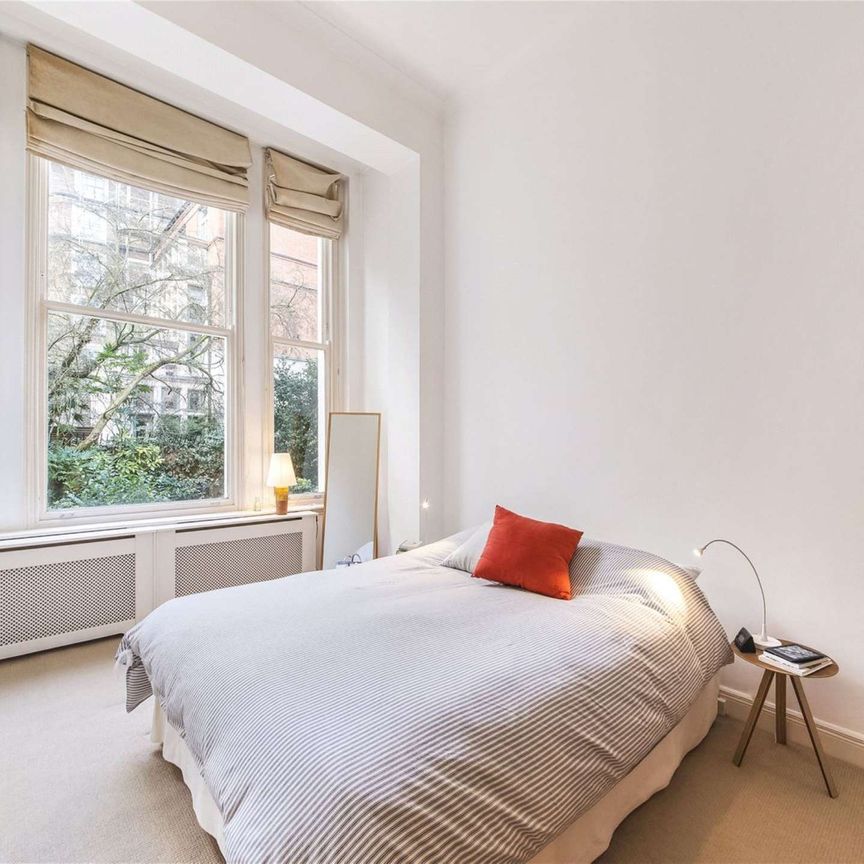 A fantastic two bedroom flat on the ground floor of this well maintained building benefiting from high ceilings and an abundance of natural light. - Photo 1